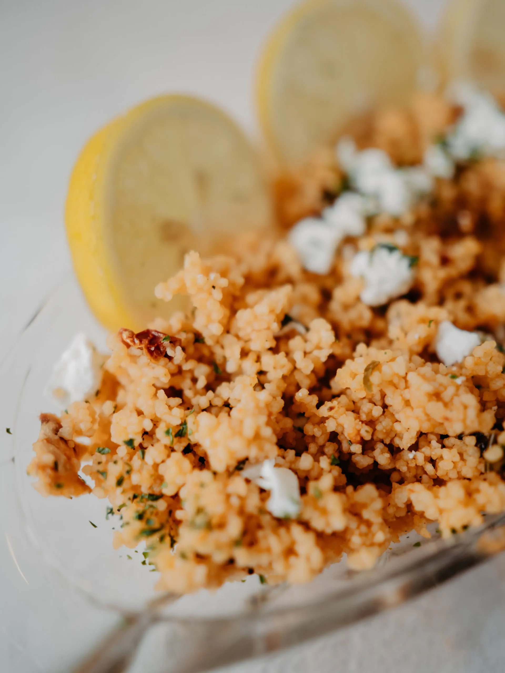 Couscous garni servi dans un plat